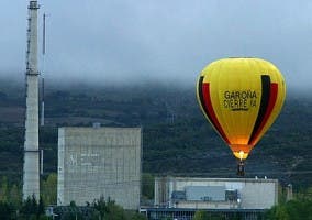 Central Nuclear de Santa María de Garoña, con globo de Greenpeace