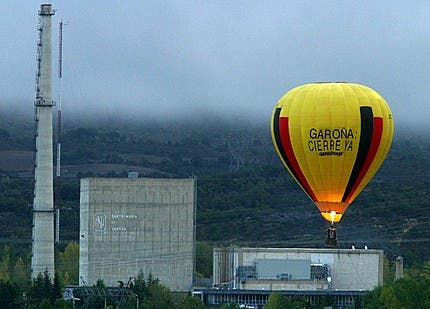 Central Nuclear de Santa María de Garoña, con globo de Greenpeace