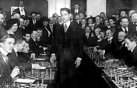 capablanca jugando varias partidas simultaneas en 1921