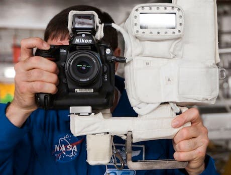 ¿Cómo prepara la NASA la Nikon D2Xs para llevarla al espacio?