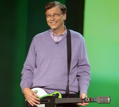 Imagen de Bill Gates jugando al Guitar Hero 3 en una presentación de Xbox 360