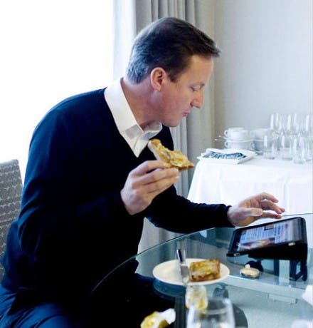 Primer Ministro británico con su iPad