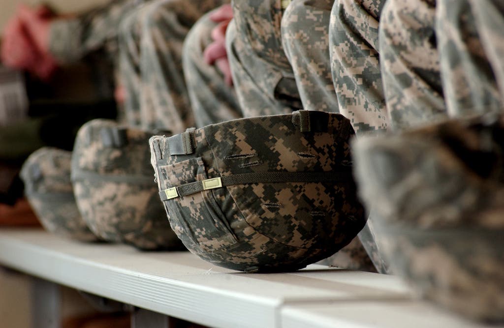 Fotografía del primer plano de unos cascos de los soldados del ejército de los Estados Unidos