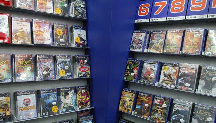 Fotografía de videojuegos en una estantería de una tienda