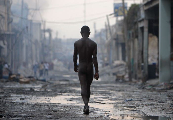 Un joven trastornado pasea desnudo por las calles de Puerto Principe