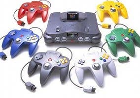 Fotografía de una Nintendo 64 con varios controladores de colores