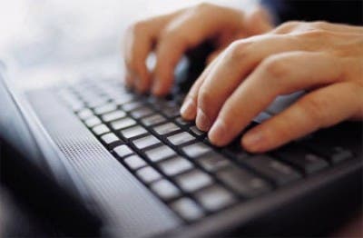 Persona escribiendo en un teclado