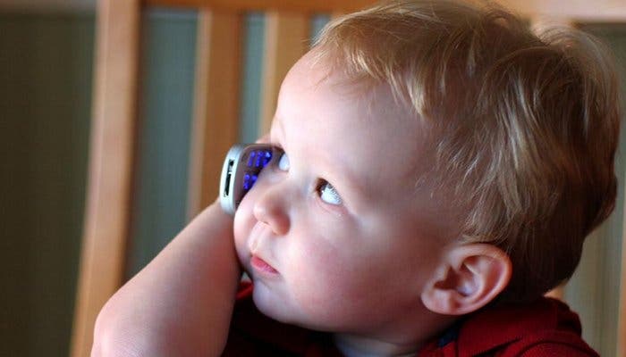 Fotografía de un niño hablando por teléfono