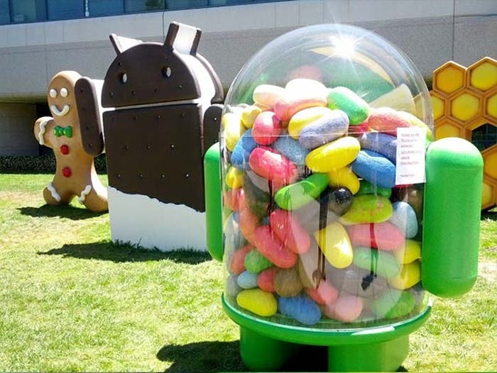 Imagen del parque de las esculturas de Google en la que se ve la escultura de Jelly Bean.
