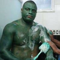 Hombre pintado de verde para emular a Hulk
