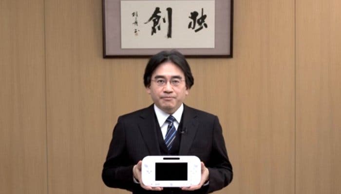 Fotografía de Satoru Iwata con el mando de la Wii U