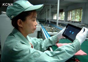 Fotografía de una operaria sosteniendo el tablet Achim