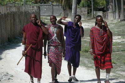Tribu de Tanzania utilizando teléfonos móviles