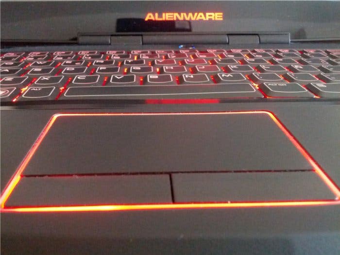 Detalle del ratón, el teclado y logotipo de Alirenware