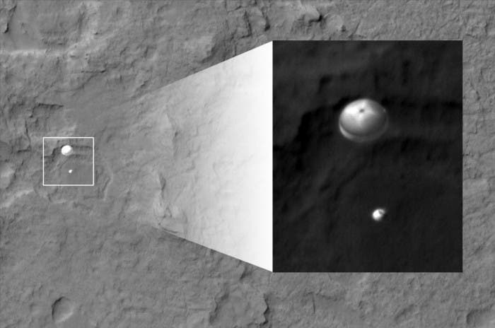 Imagen captada por Mars Orbiter del descenso de Curiosity a Marte