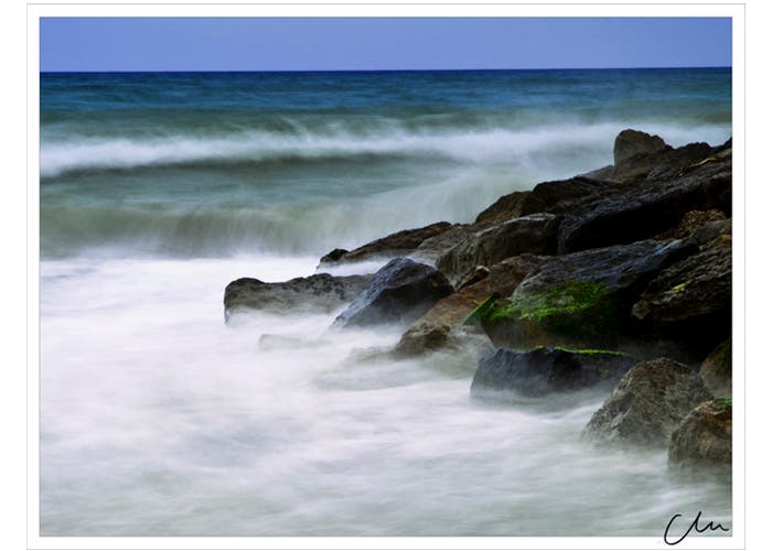 Mar chocando contra olas tomada con efecto seda.