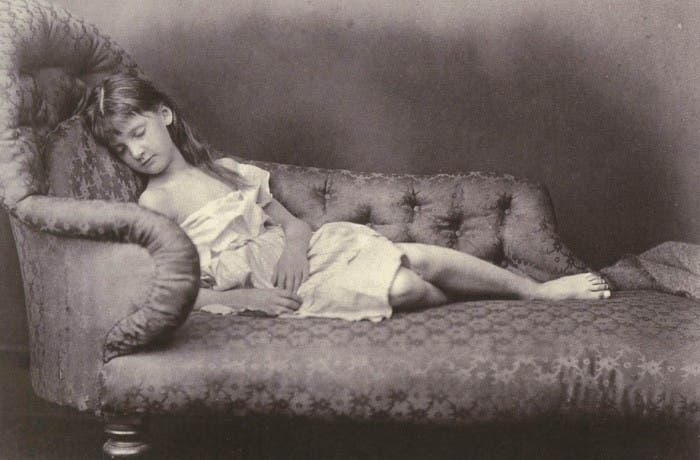 Fotografía de niña dormida en un diván