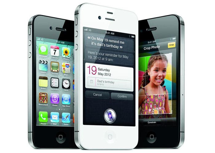 Fotografía de tres iPhone 4S de Apple
