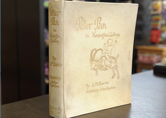 Primera edición del libro Peter pan en los jardines Kesington