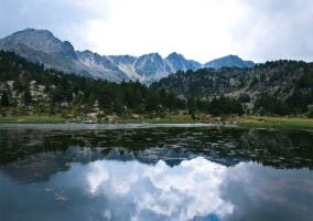 Reflejo montañas en un lago por Angel Ruíz