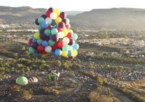 Casa con globos alzando el vuelo