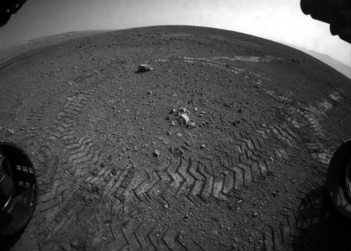 Huellas en el suelo marciano dejadas por Curiosity