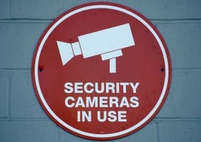 Cartel que señala el empleo de cámaras de seguridad