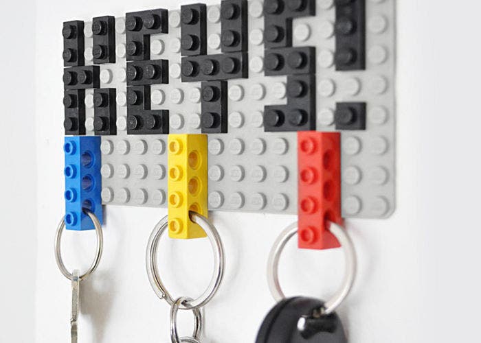 Detalle de un colgador de llaves fabricado con LEGO