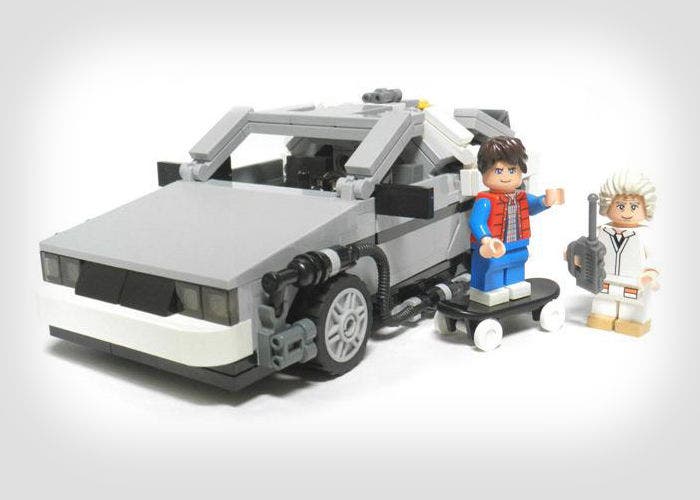 Fotografía del LEGO de Regreso al futuro, con el protagonista y su coche