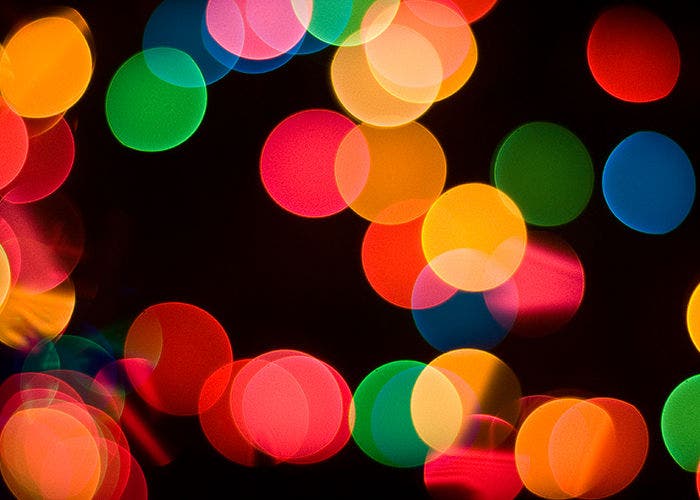 Imagen de unas luces de Navidad difuminadas