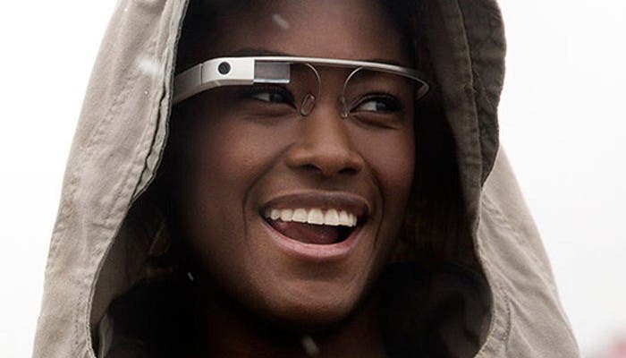 Imagen de una persona con la gafas Google Glass puestas