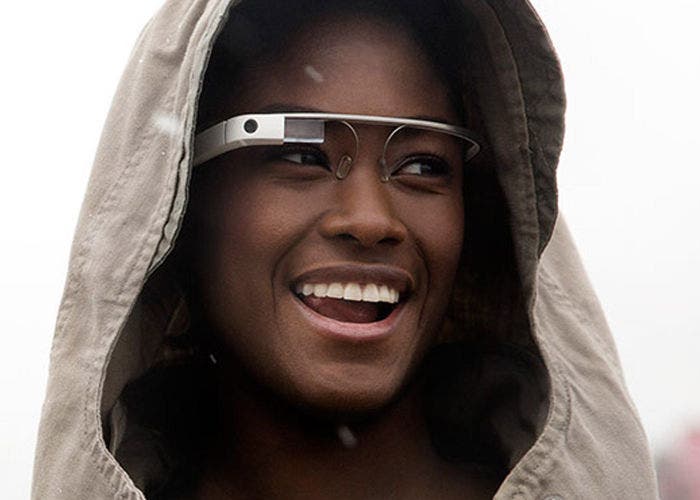 Imagen de una persona con la gafas Google Glass puestas