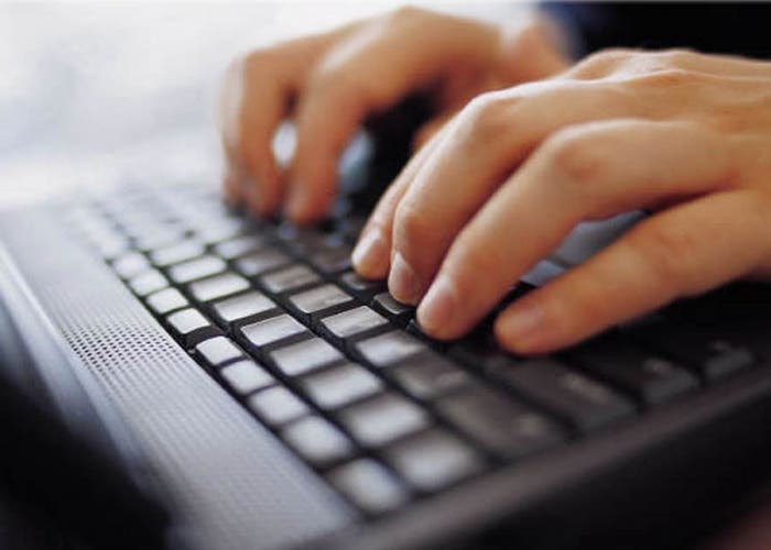 Hombre escribiendo en el ordenador