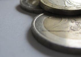 Imagen parcial de monedas de uno y dos euros