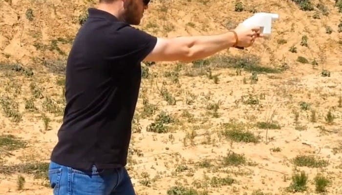 Hombre usando la pistola imprimida en 3D Liberator