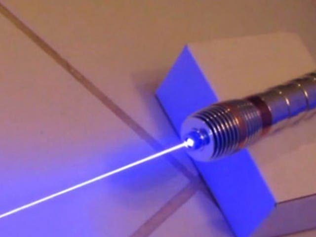 Sale a la luz un auténtico sable laser de la mano de de