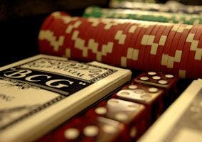 Fichas y cartas de póker