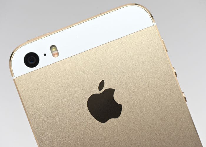 Parte trasera de un iPhone 5s dorado
