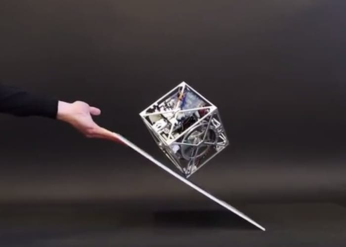 Cubli, un cubo que mantiene el equilibrio