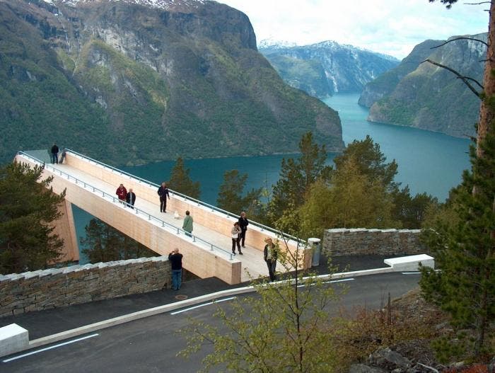 Mirador de diseño en los fiordos noruegos