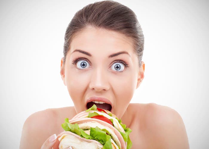 Imagen de una mujer comiendo