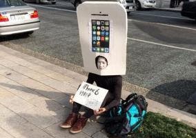 Japonés hace cola para comprar el iPhone 6