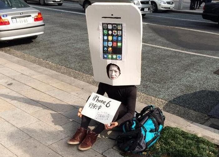 Japonés hace cola para comprar el iPhone 6
