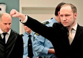 Breivik alzando la mano