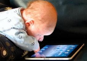 Bebé adicto a la tablet