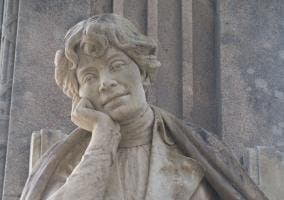 Escultura de una mujer en Santiago de Compostela