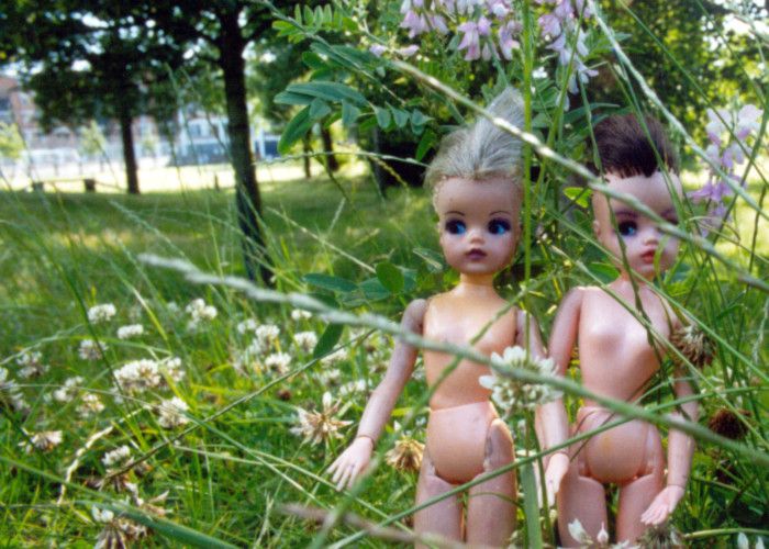 Muñecas desnudas en un parque