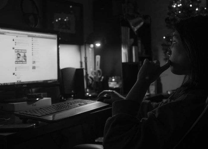 Mujer mirando Facebook en un ordenador