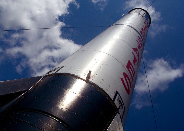 Imagen de una réplica del cohete usado en las misiones Mercury