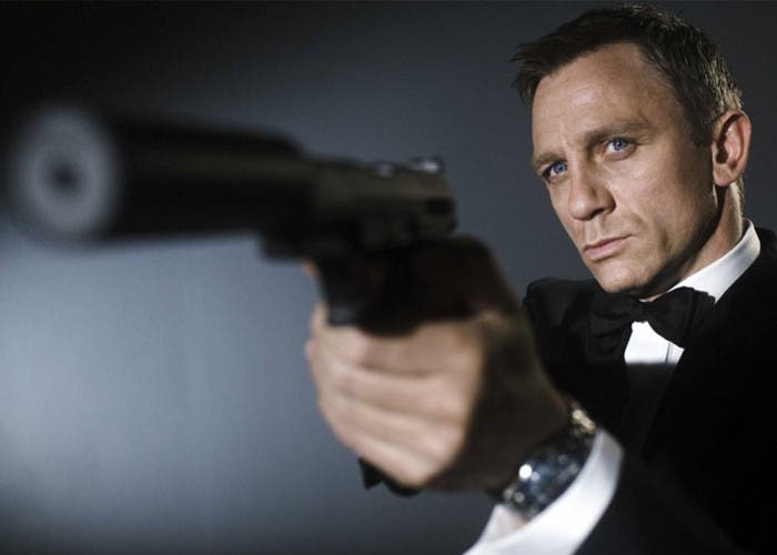 James Bond y su pistola con silenciador